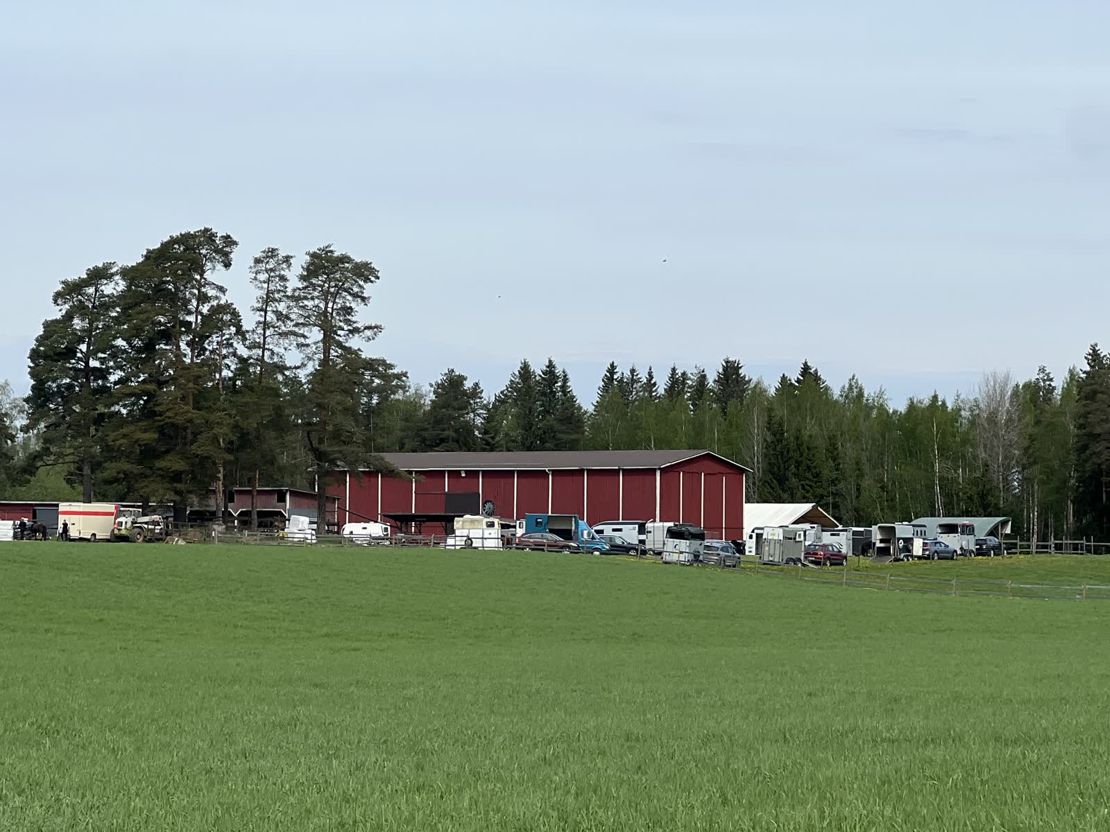 Baanan punainen tallirakennus pihapiirineen