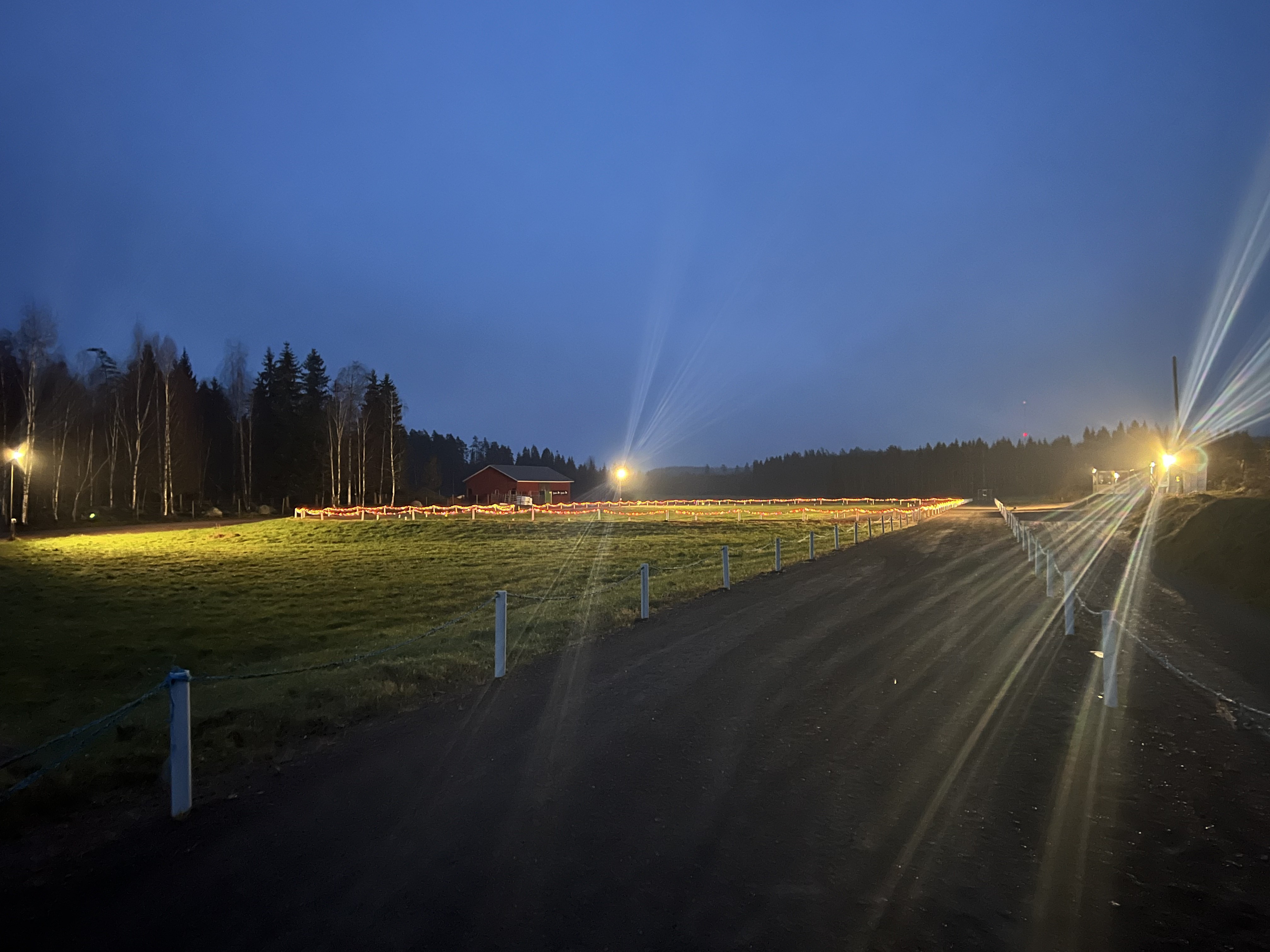 Kaakkolan baana valaistuna iltahämärässä