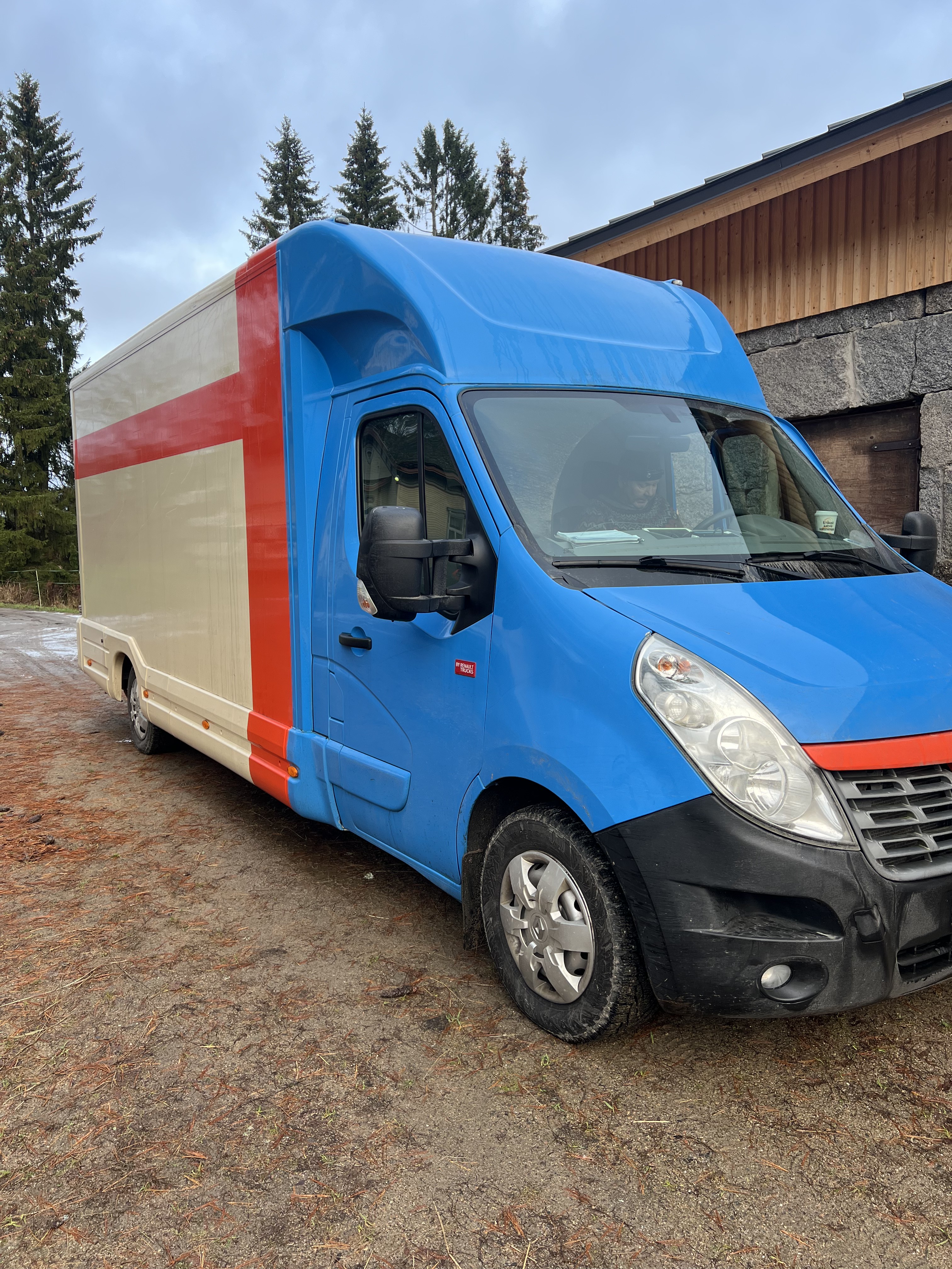 Satula-auto lähdössä tallikäynnille
